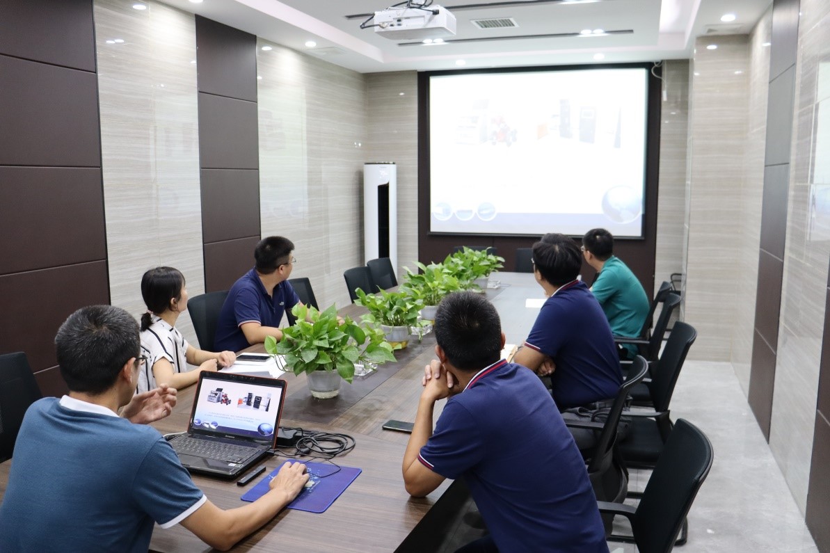 中建方程投資發(fā)展有限公司領導考察實驗室